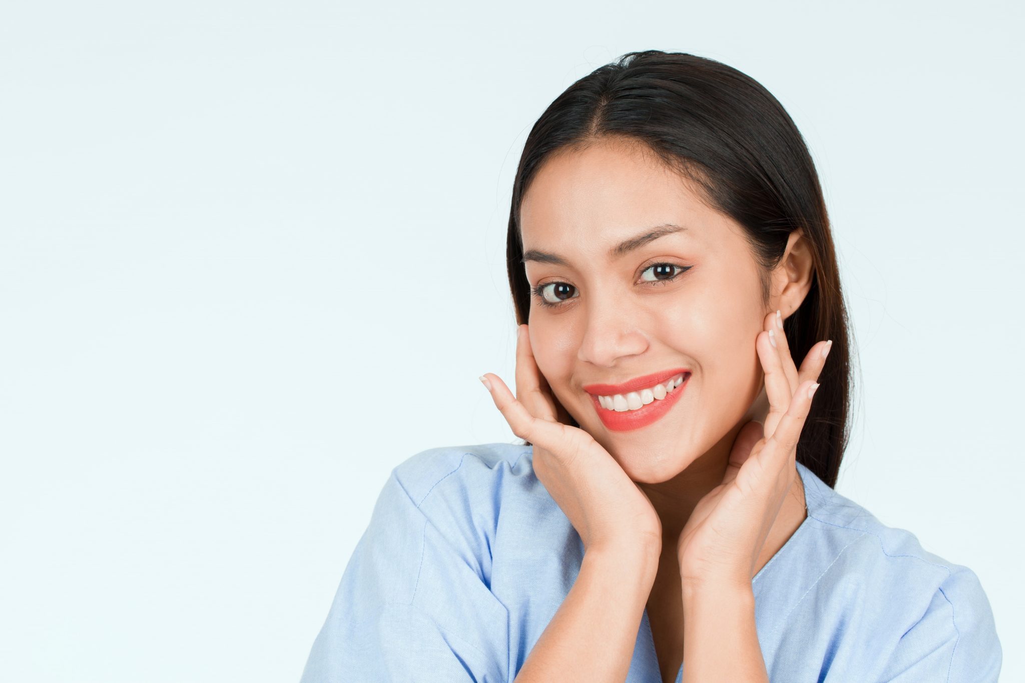 Femmes adultes avec une peau du visage saine.