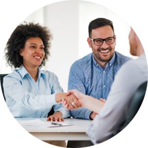 Poignée de main souriante des gestionnaires des ressources humaines avec un candidat.