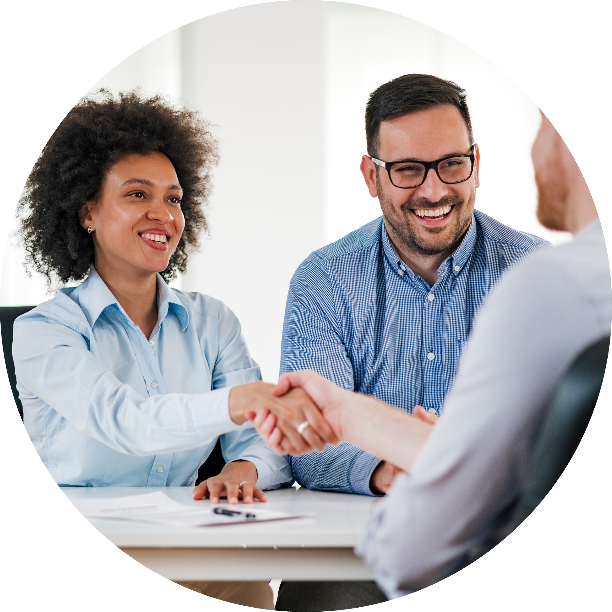 Poignée de main souriante des gestionnaires des ressources humaines avec un candidat.